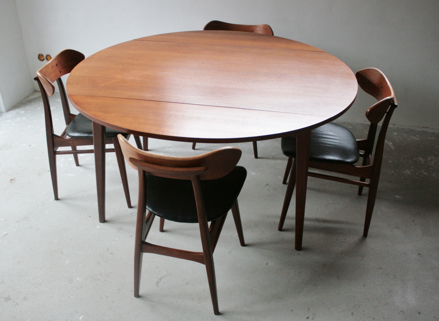 Verkocht Louis van Teeffelen ronde tafel met 4 stoelen, mid century: Verkocht : Curiosa de Vlinder, webshop curiosa, emaille, Keukengerei, vintage en vrijdags is onze winkel geopend, koffie